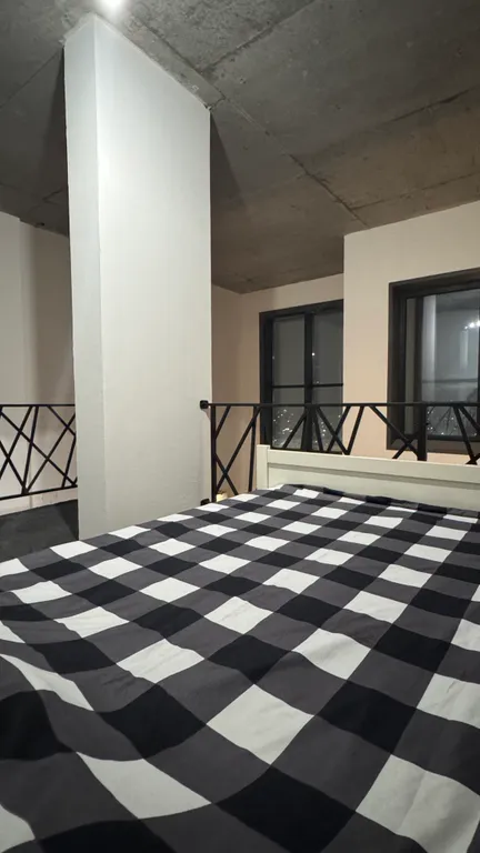 Двухуровневый лофт с 7-метровыми потолками и панорамными окнами