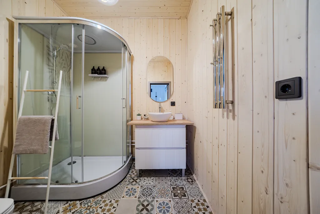 Новый дом с большим столом, кинотеатром, баней