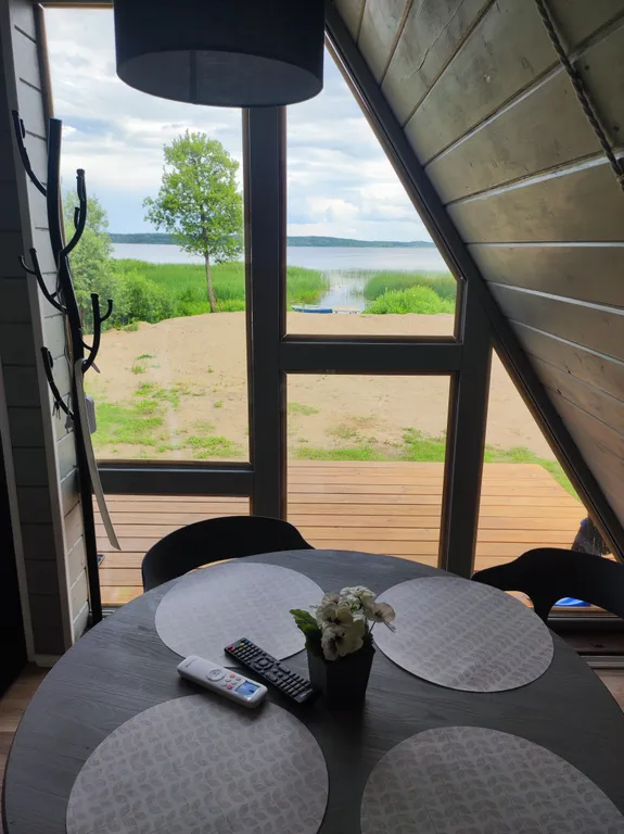 Дом А-фрейм на берегу озера