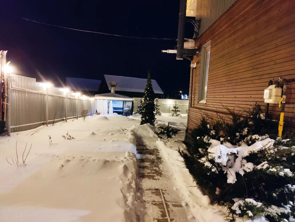 Современный дом с уличной подогреваемой купелью и сауной