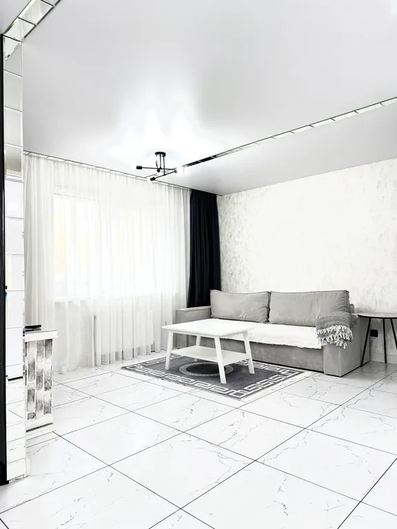 Новый дом в центре города. Елка и сервировка есть