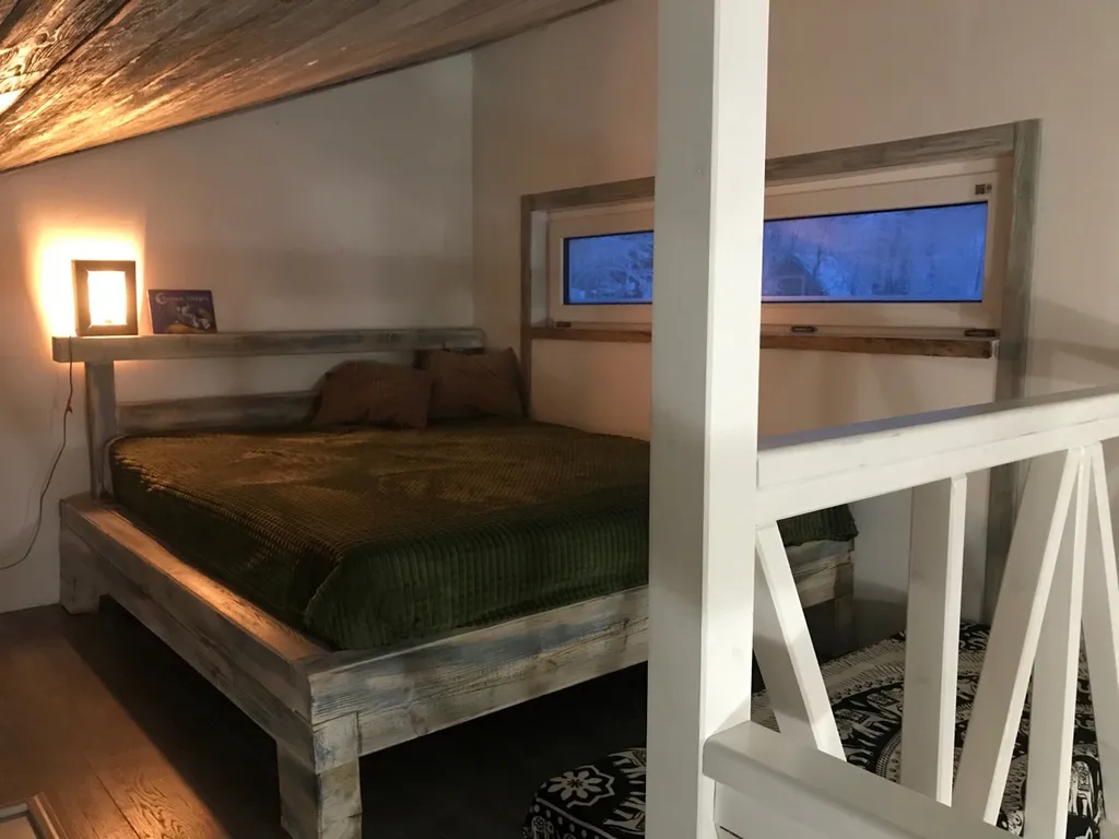 Уютный дом на берегу реки Кола