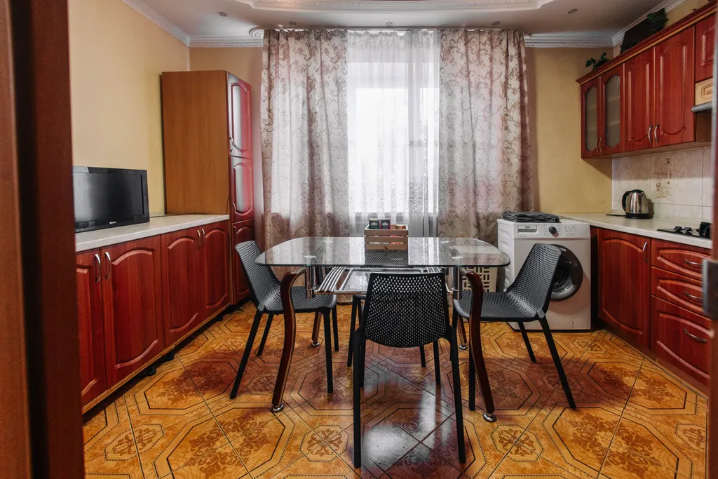 Коттедж в центре города с камином, аэрохоккеем, спортзалом и библиотекой