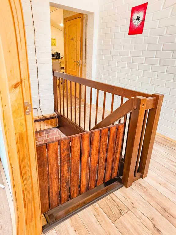 Просторный дом с баней и настольным теннисом в городе