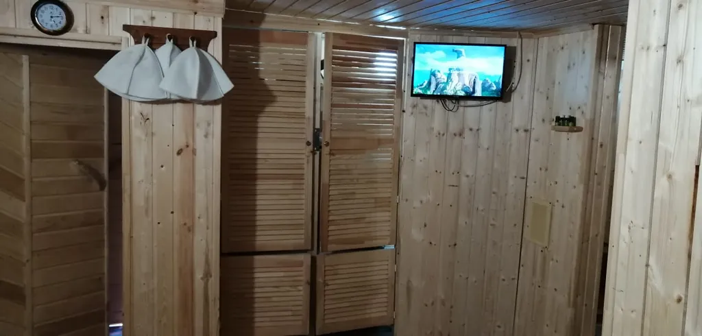 Уютный дом у пруда