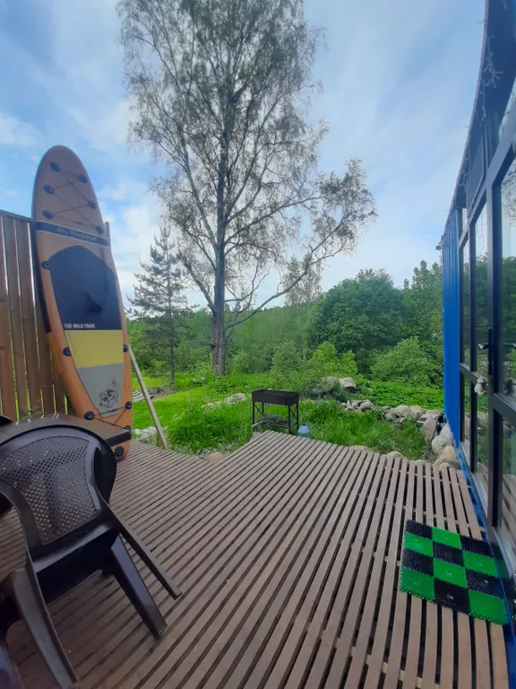 Уютный домик-студия на склоне холма у реки