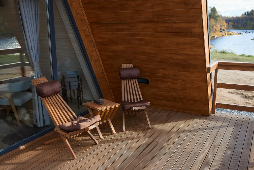 Большой дом для отдыха на берегу реки Кола