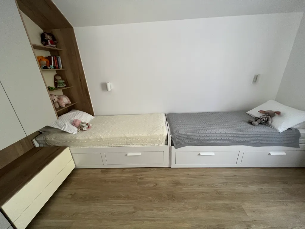 Просторный дом с камином в сосновом лесу