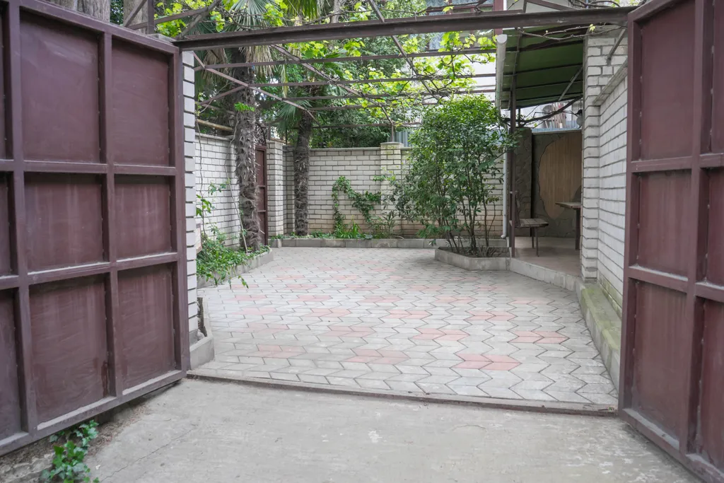 Квартира рядом с набережной со своим двором и паркингом