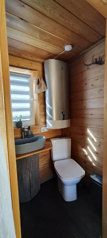 Дом-берлога в лесу с видом на горы