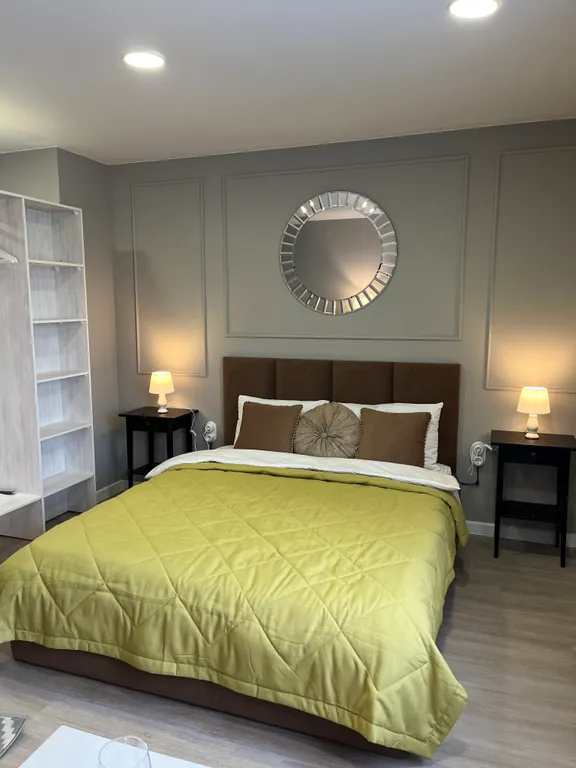 Квартира Квартира Уютная студия Классика с новым дизайнерским ремонтом — Красноярск