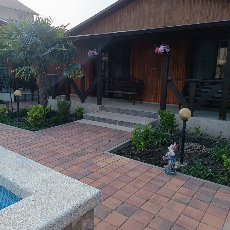 Дом у бассейна