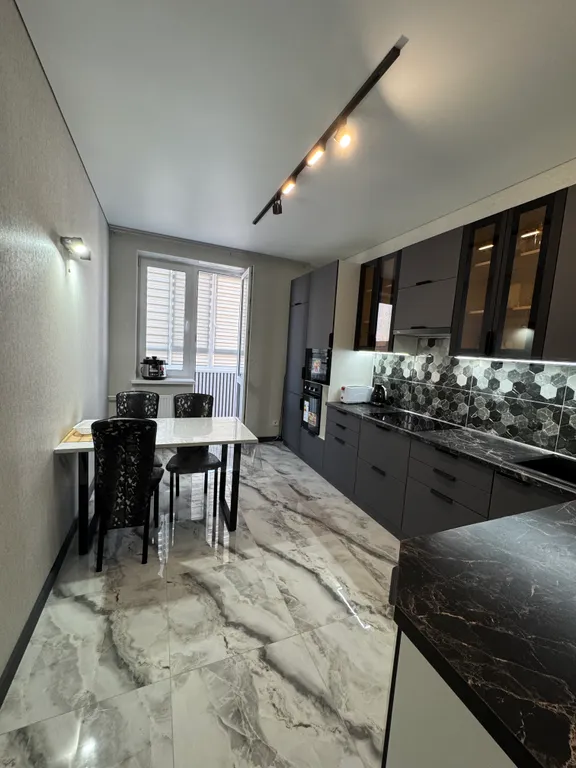 Современная квартира в центре города рядом с морем