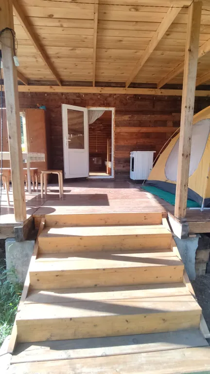 Номер с камином и санузлом. Две двухспальных, две односпальных кровати