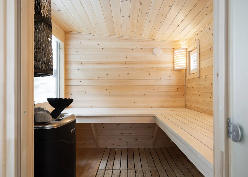 Загородный дом с просторной террасой и баней