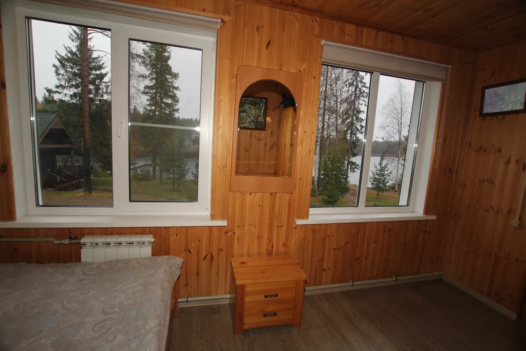 Шикарный дом находится на берегу озера, окруженный хвойным лесом