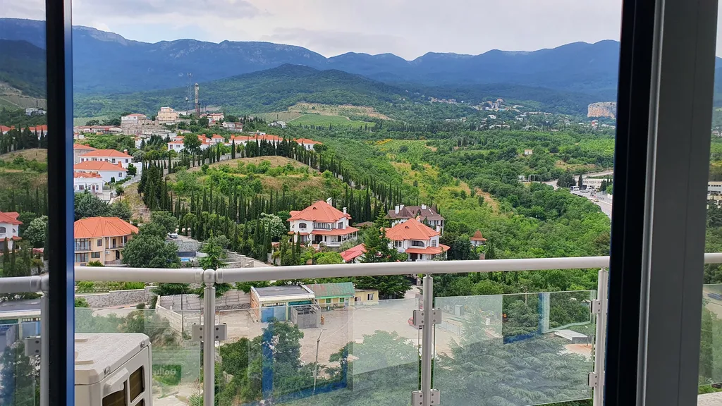 Новая дизайнерская квартира с прекрасным видом на горы