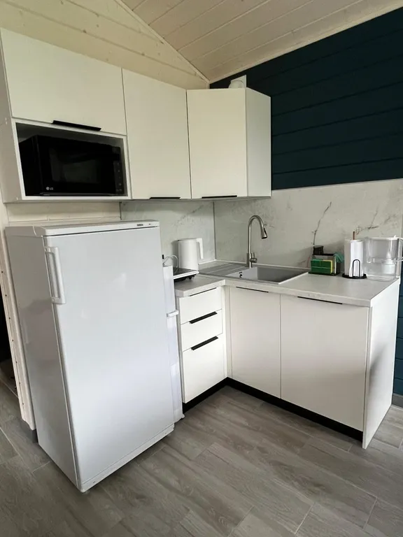 Уютный дoмик c паноpaмными окнами на лес