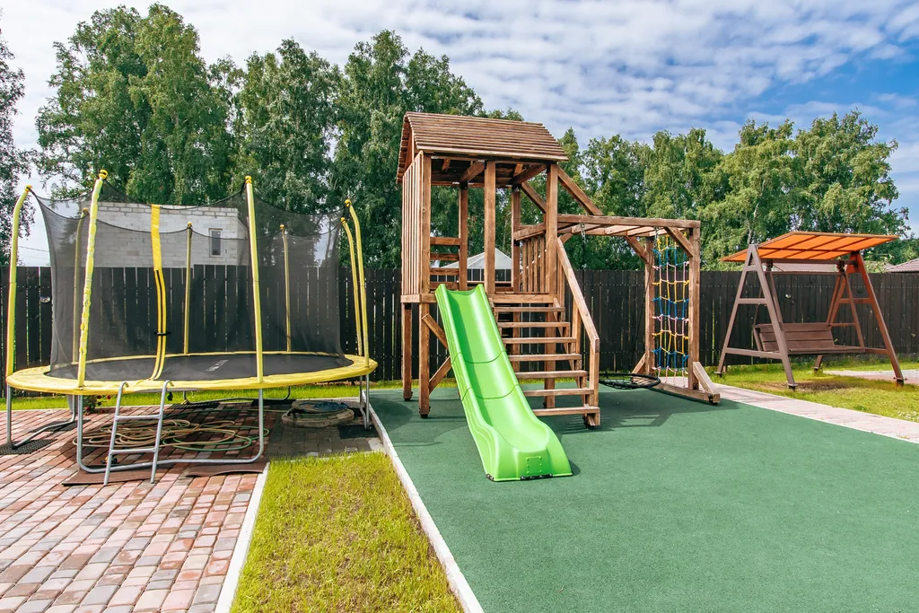 Коттедж двухэтажный с сауной, бассейном, детской площадкой