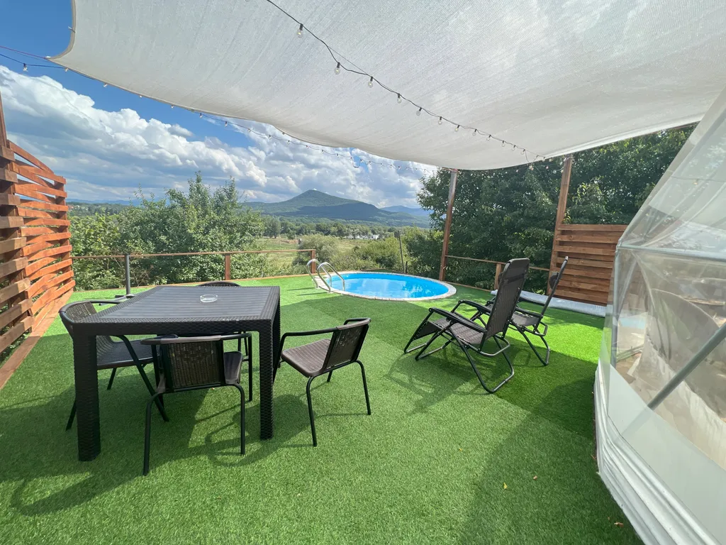 Сфера с открытым бассейном