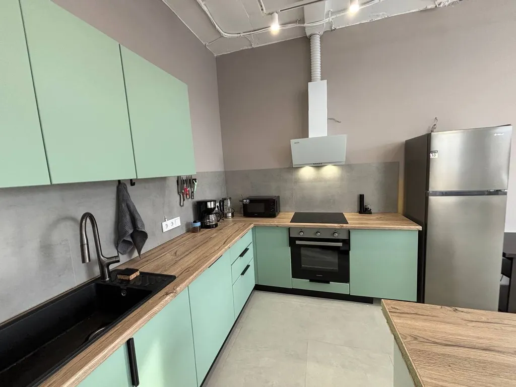 Просторный дом с собственной территорией и настоящим камином