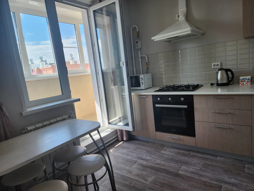 Уютная однокомнатная квартира с видом на озеро рядом с вокзалом