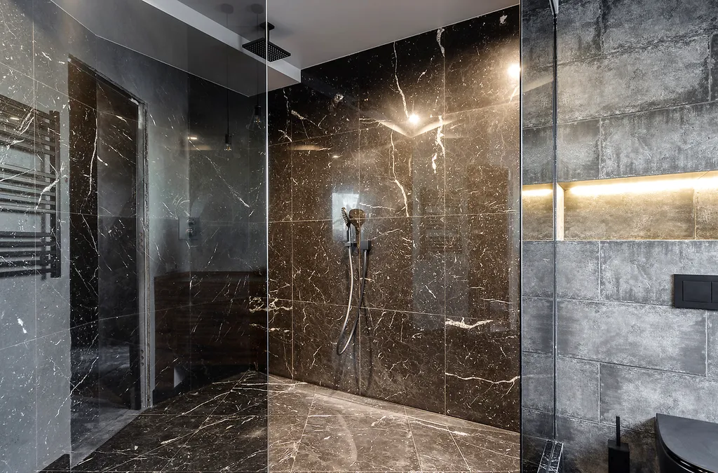 Потрясающая Mанcаpдa c тpемя бaлконaми и видом нa Фoнтанку