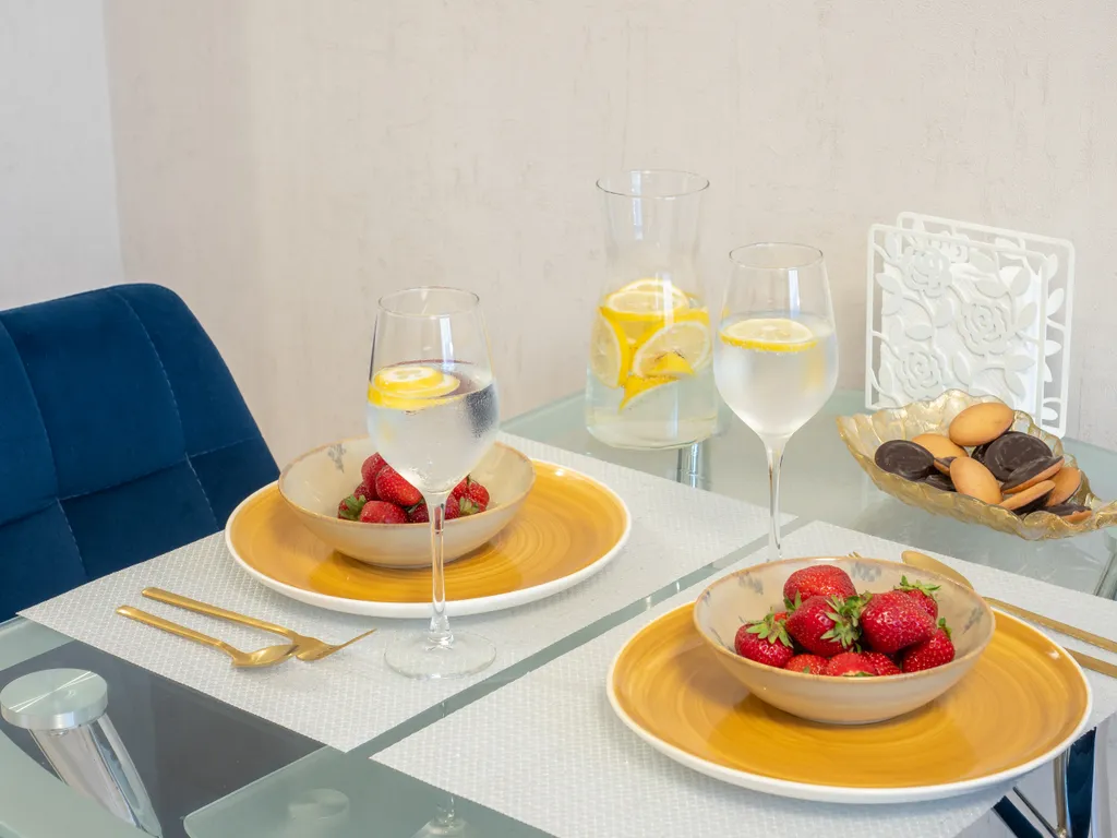 Студия в серо-синих тонах на тихой улочке