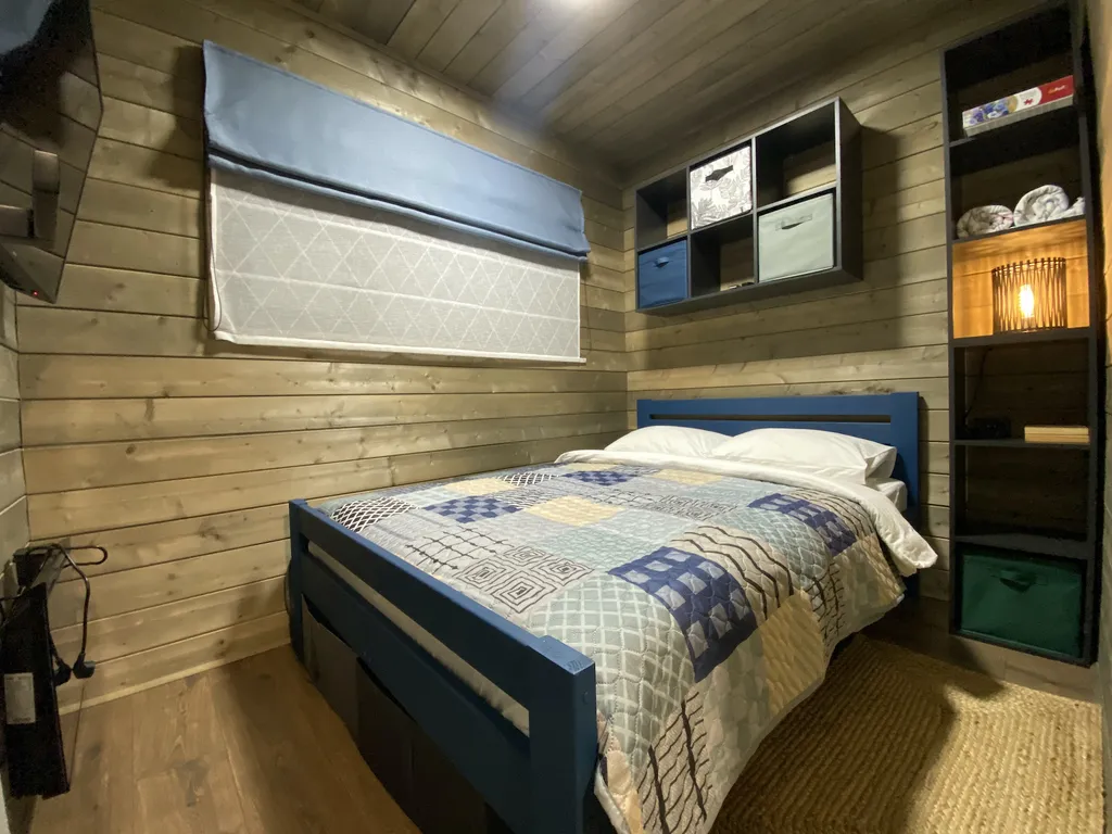 Домик ЕЖЕВИКА. Большой пруд с пляжем в глэмпинге "Усадьба Ягодное".