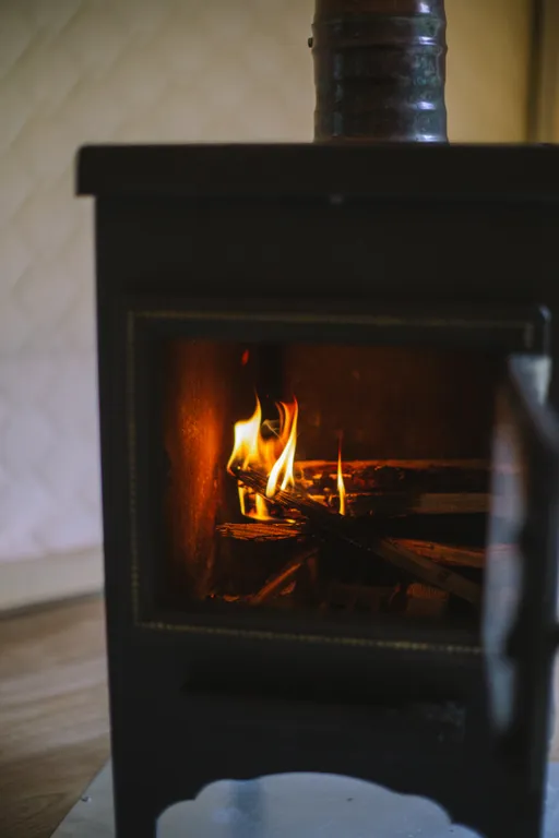 Уединенный мини-глэмпинг на берегу горной реки