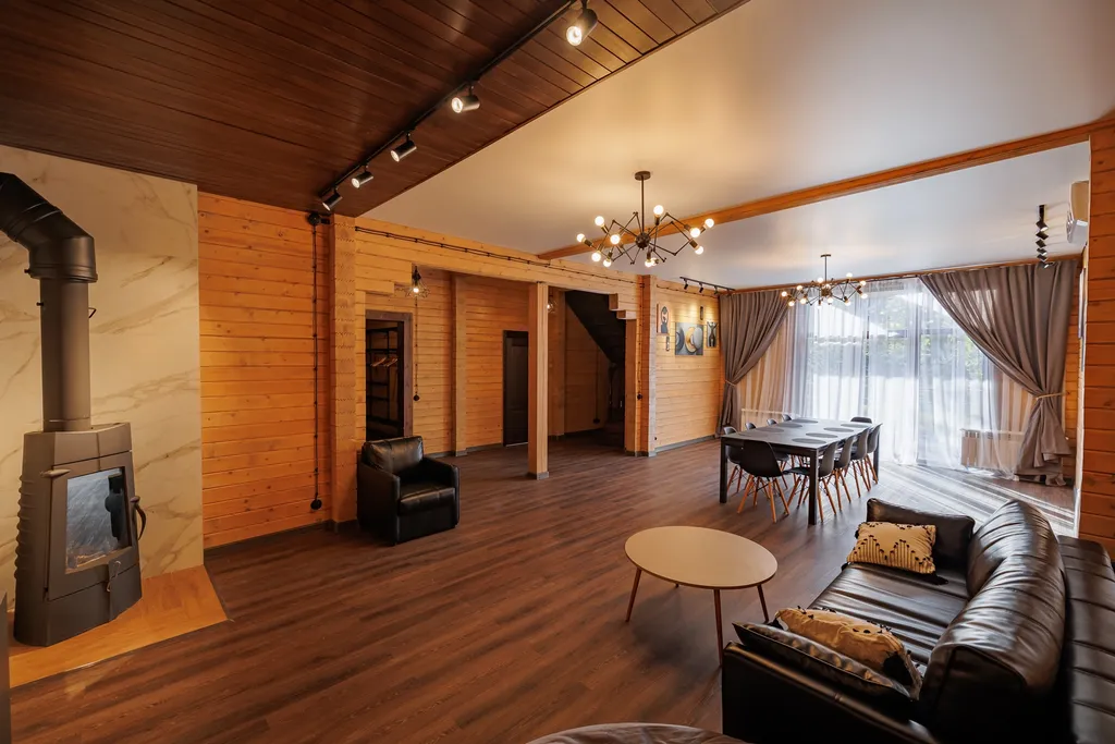 Большой дом в вековом лесу