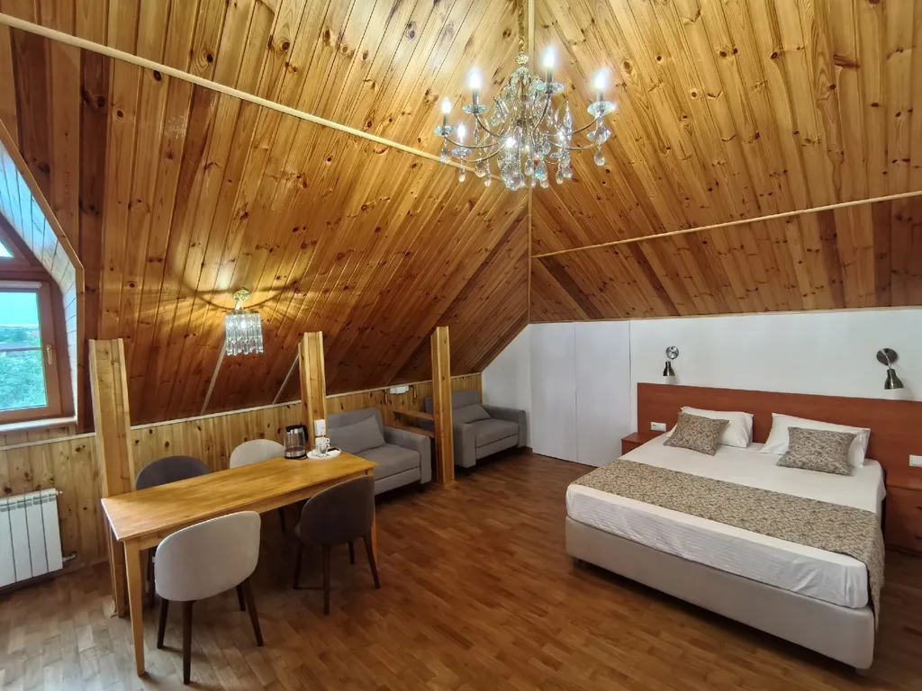 8. Четырехместный номер с тремя кроватями. Мансарда