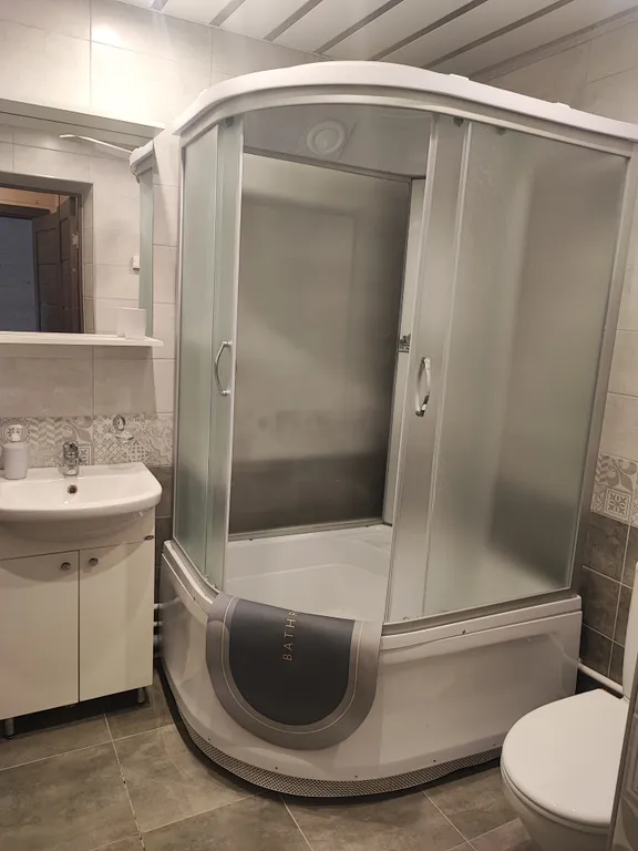 Просторный деревянный коттедж, половина дома, 2 этажа 1П