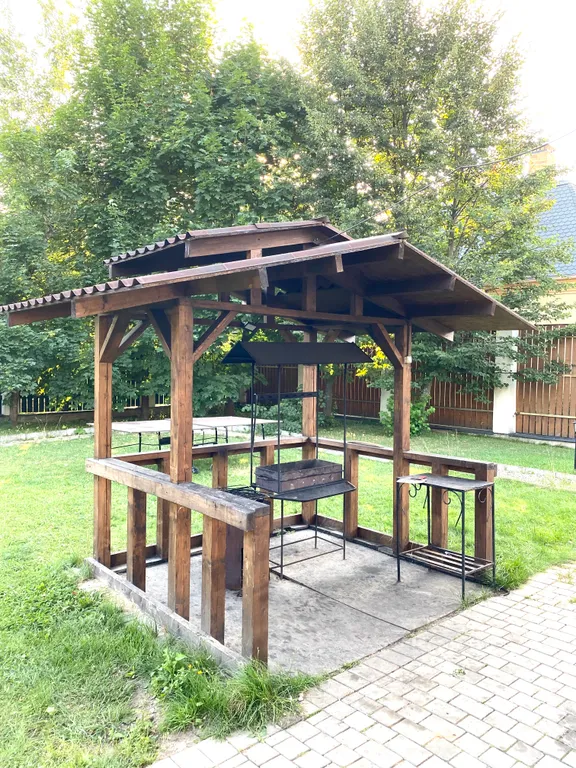 Вилла с квадратным бассейном