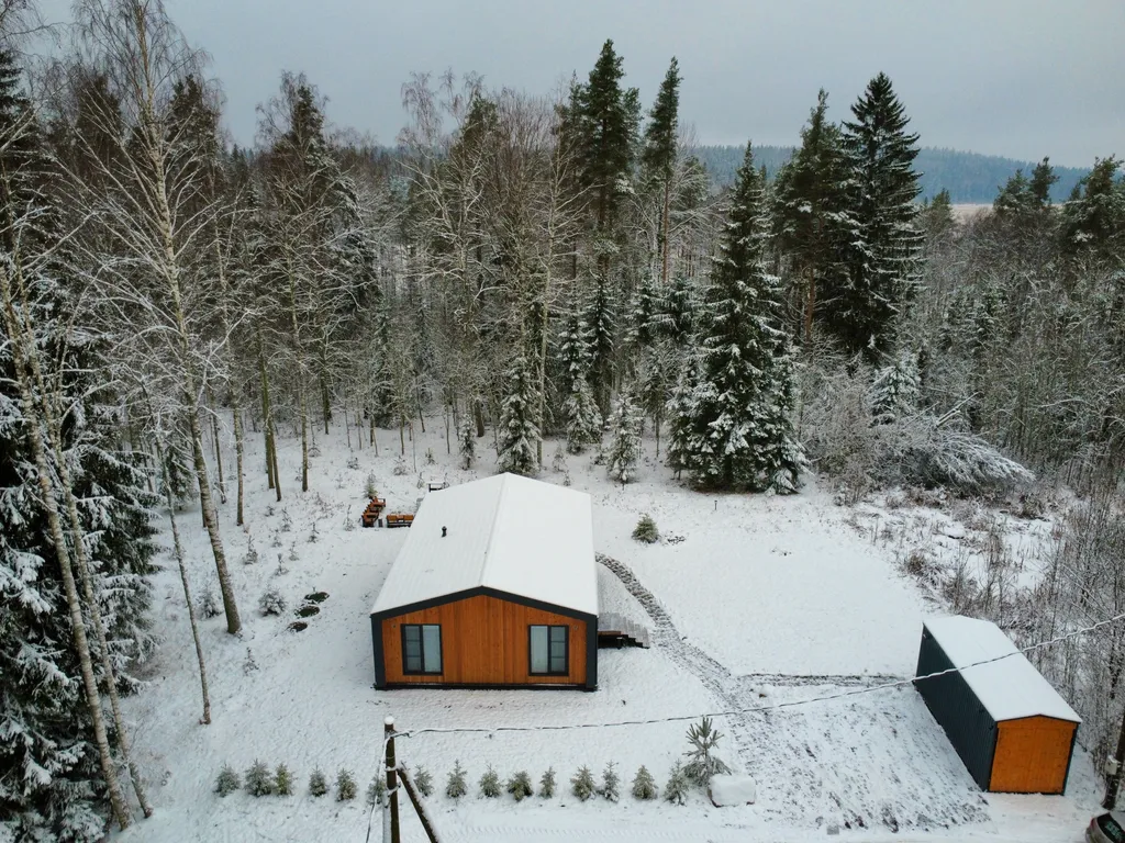 Дом с панорамными окнами в лес