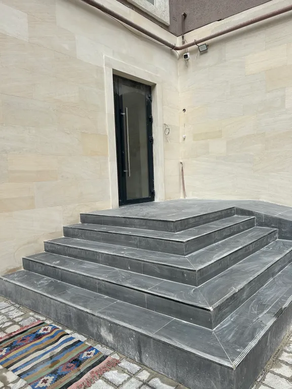 Уютная квартира со свежим ремонтом возле мультимедийного фонтана