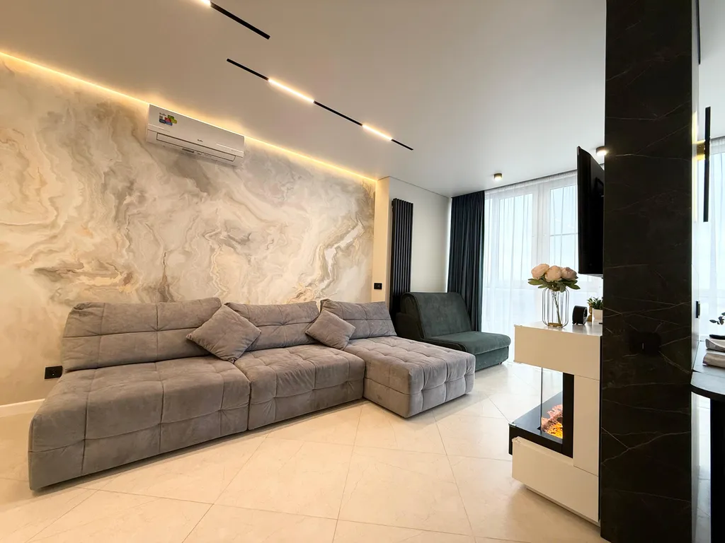 Квартира с большой кухней-гостиной, камином и панорамным видом