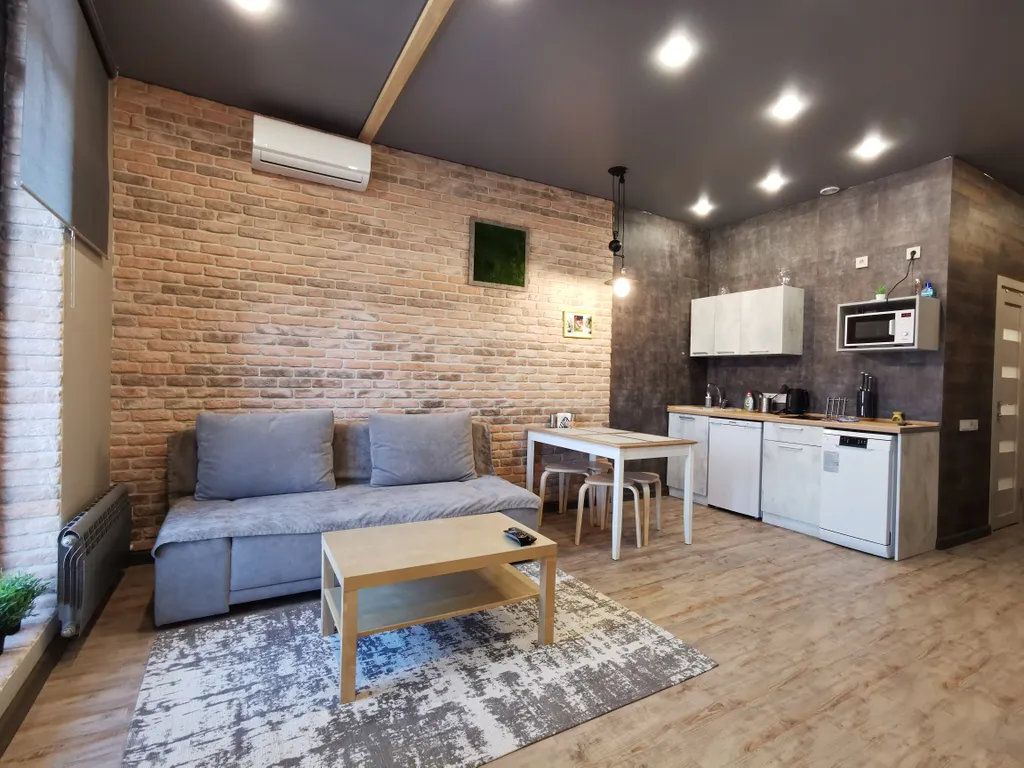 Квартира в люкс доме с парковкой в 10 минутах пешком от площади Ленина