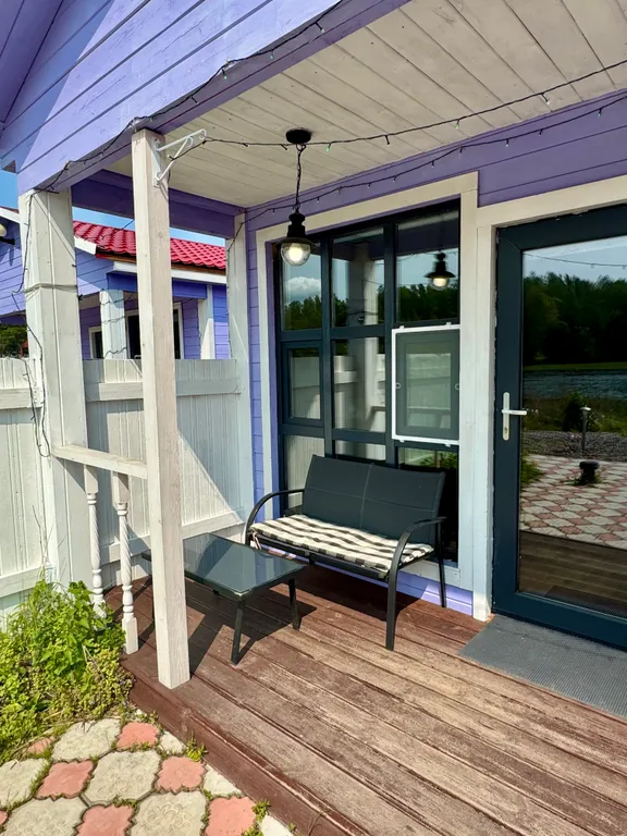 Уютный домик на берегу