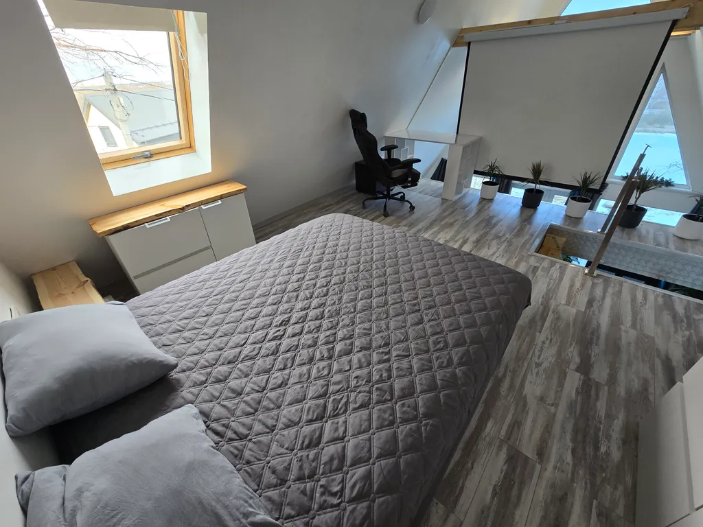 Дом у пруда