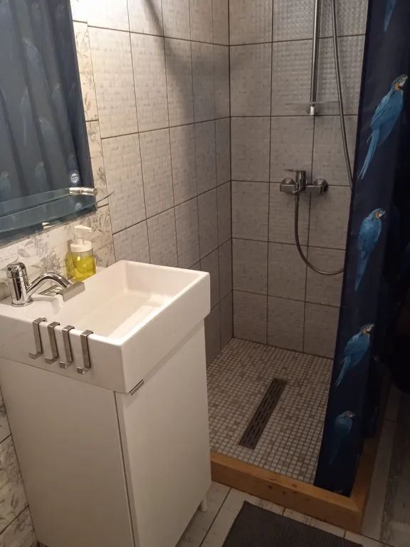 Дом с беседкой на берегу водохранилища