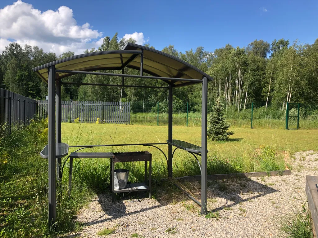 Домик у пруда