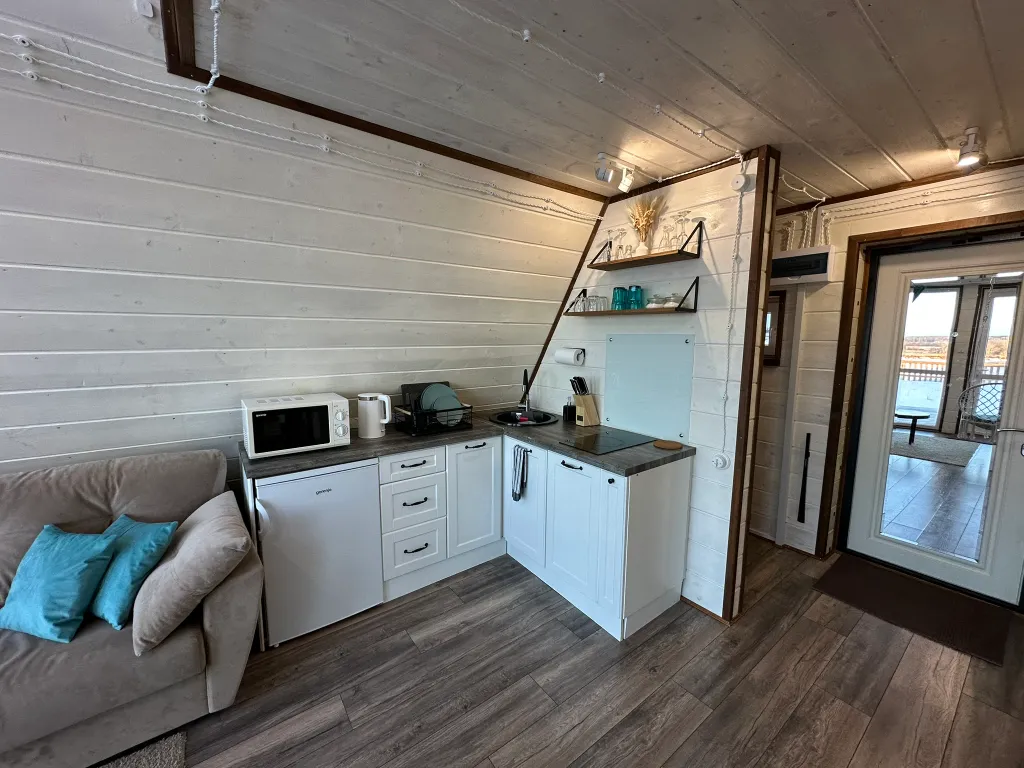 Дом в стиле A-frame на самом берегу реки