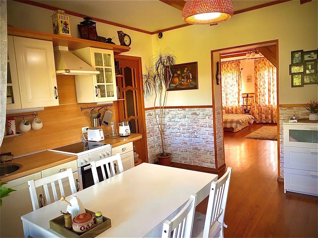 Дом и баня на берегу реки