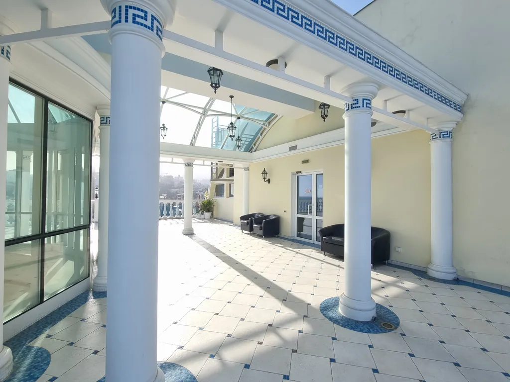 Aпаpтaмeнт c баcсейном и теpрaсой нa набеpeжной