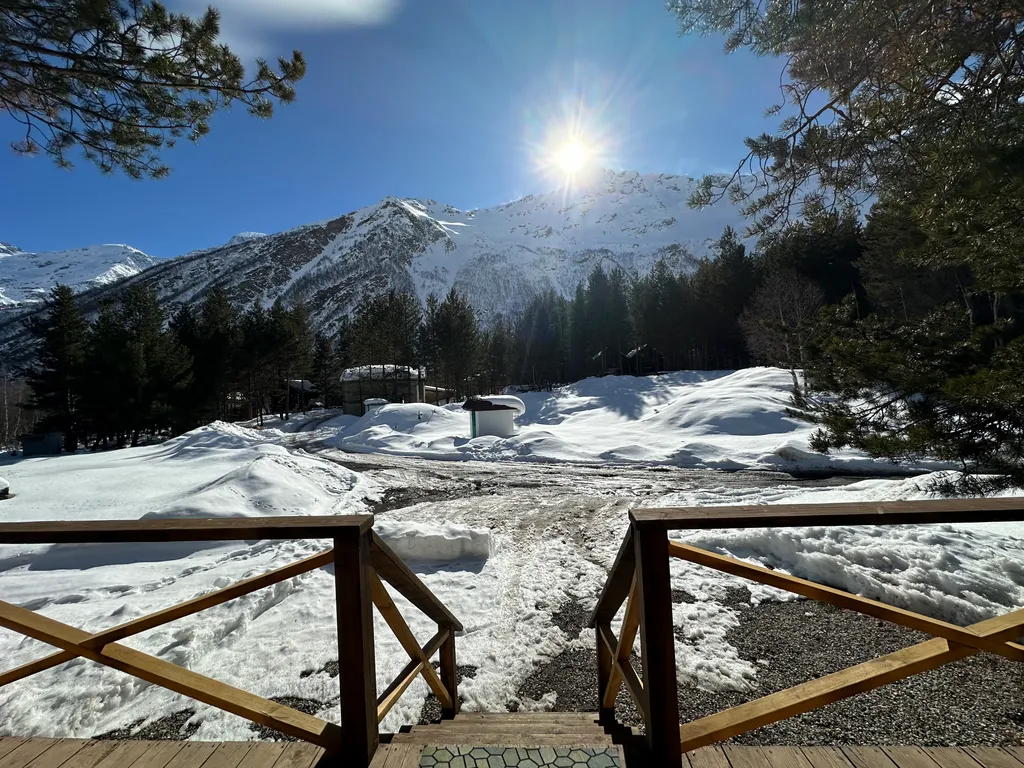 Уютный домик в сосновом бору с видом на горы