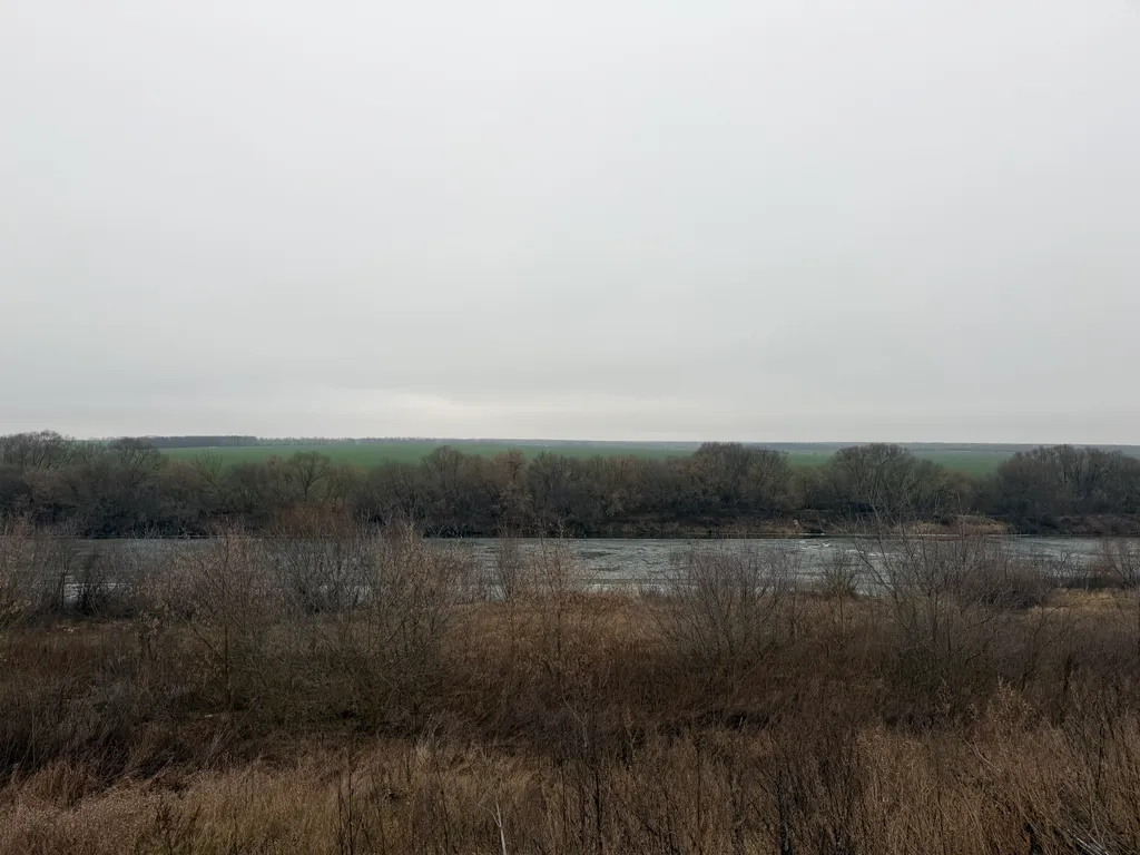 Дом у реки в тихом месте, деревенский стиль, веранда, мангал