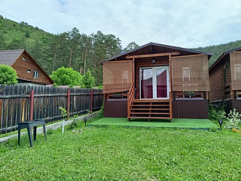 Трехместный улучшенный гостевой дом с видом на горы 3