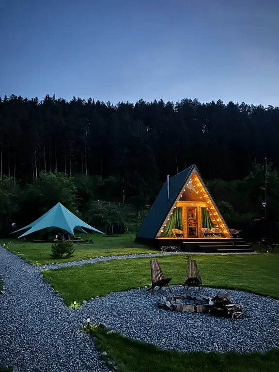 Коттедж А-фрейм 6/6 с видом на горы и лес — аренда посуточно в Анос