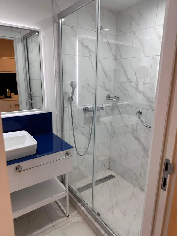 Батуми ждет вас в номере со всеми удобствами и видом на море, горы